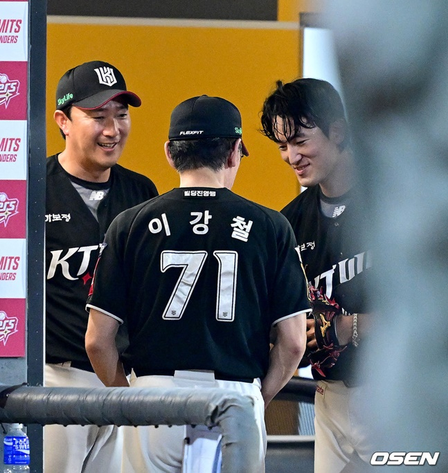 고영표(오른쪽)가 투구를 마친 뒤 더그아웃에서 이강철 감독과 웃으며 이야기를 나누고 있다.