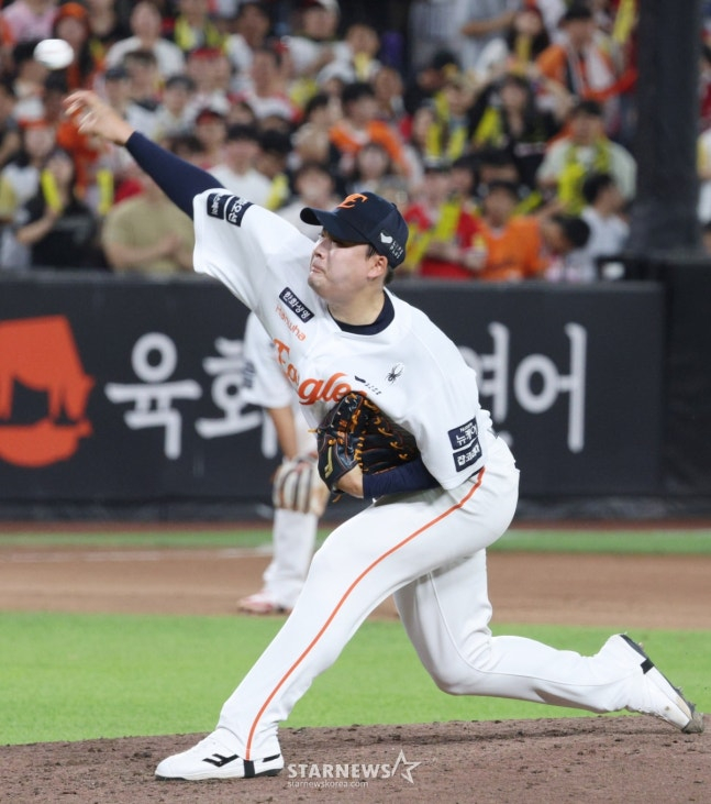 승리 투수가 된 한승혁. /사진=김진경 대기자