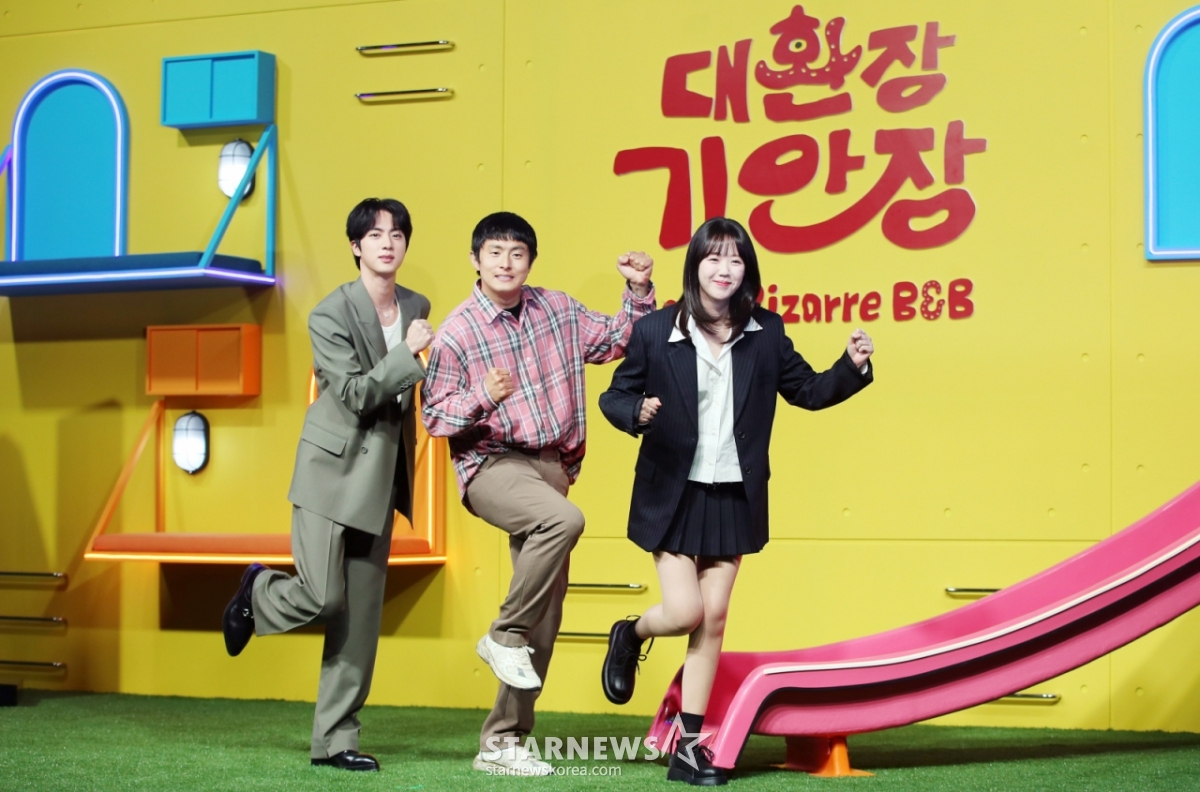 그룹 방탄소년단(BTS) 진, 방송인 기안84, 배우 지예은이 15일 오전 서울 종로구 JW매리어트 동대문에서 열린 넷플릭스 시리즈 새 예능 '대환장 기안장' 기자간담회에서 포즈를 취하고 있다. /2025.04.15 /사진=김휘선 hwijpg@