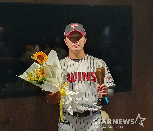LG 손용준이 11일 2025 KBO 퓨처스 올스타전을 앞두고 취재진과 인터뷰에 응하고 있다. /사진=김동윤 기자