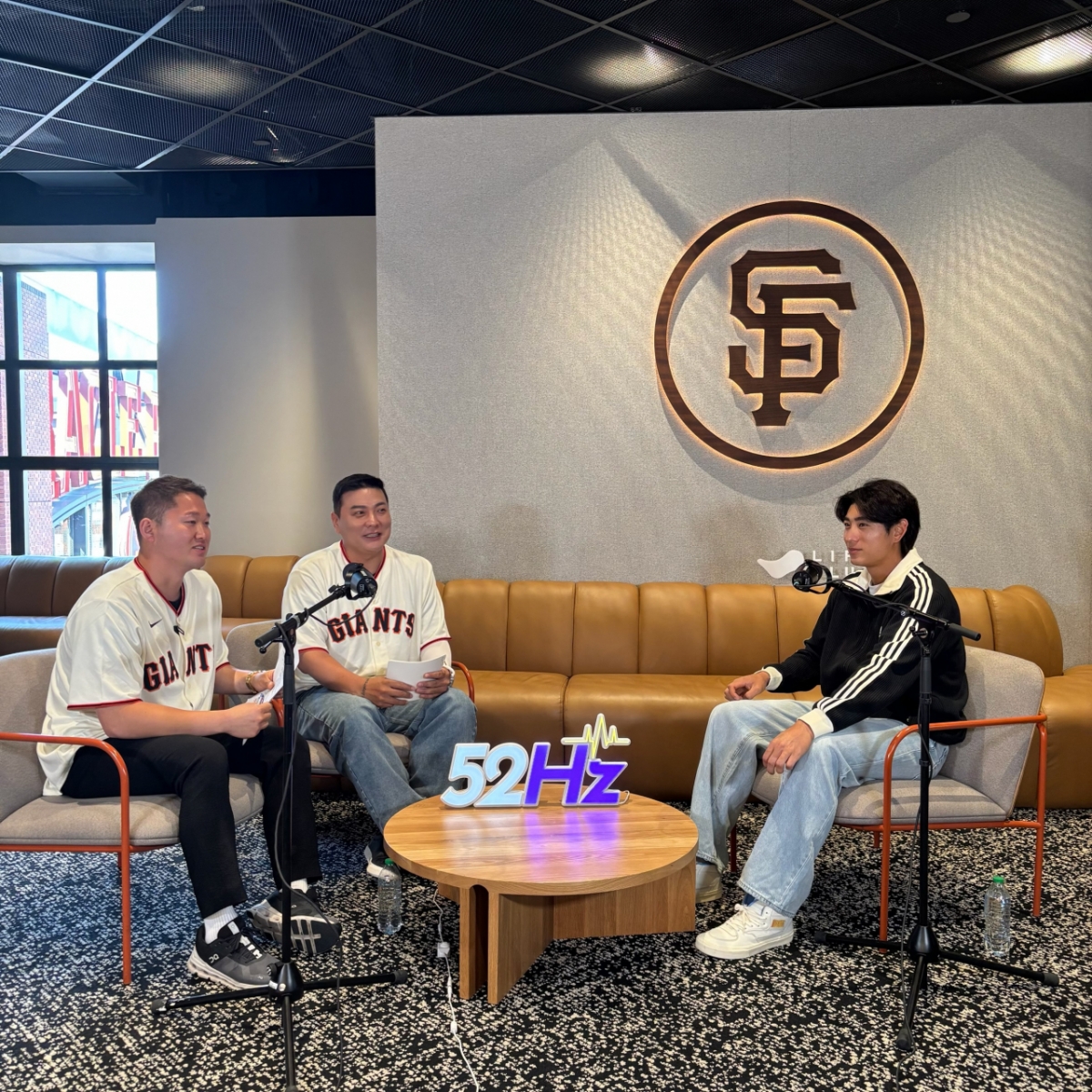 (왼쪽부터) 김진영, 김태균, 이정후. /사진=티케이오시비 제공
