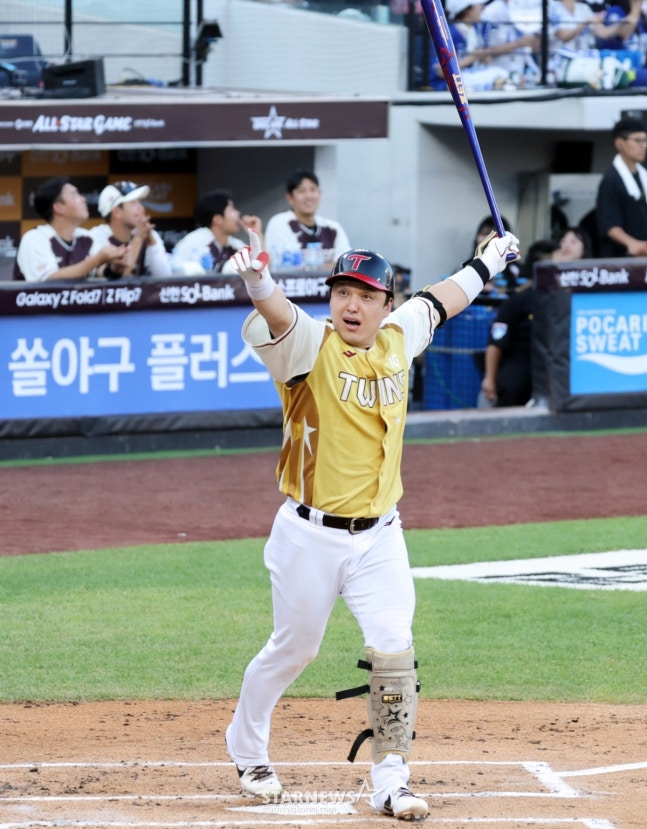 나눔 올스타 박동원이 12일 열린 2025 KBO 올스타전에서 1회말 2점 홈런을 터트리고 있다. /사진=강영조 선임기자