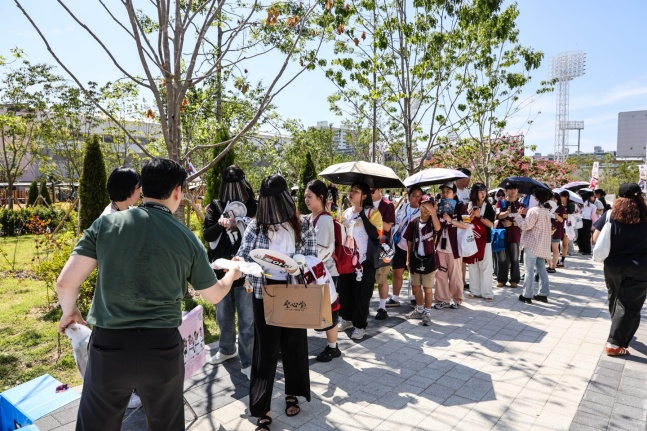 키움 히어로즈 팬들이 12일 대전 한화생명 볼파크에서 구단이 마련한 팬 기프트를 수령하기 위해 줄을 서고 있다. /사진=키움 히어로즈 제공