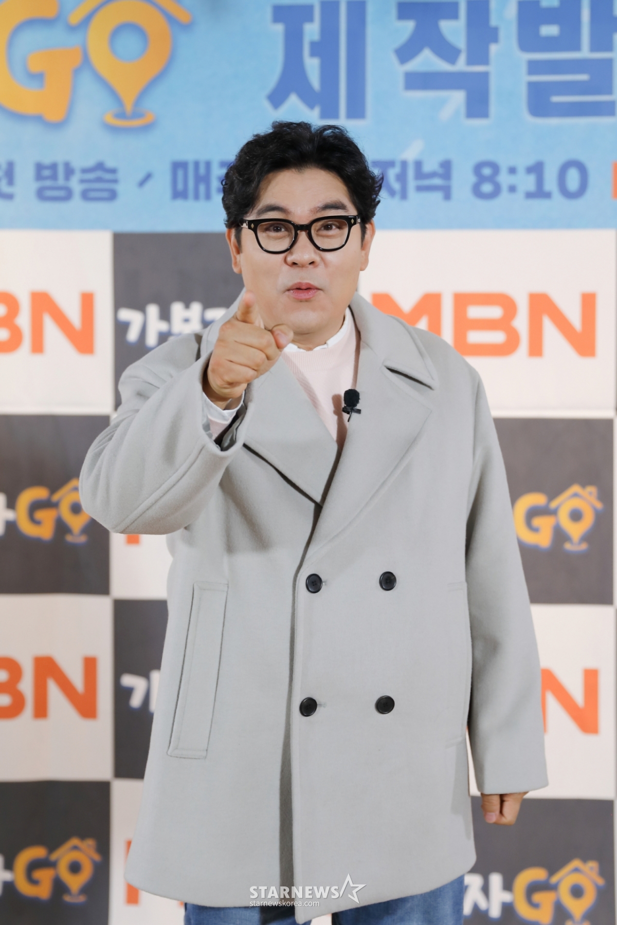 코미디언 김용만이 15일 오전 온라인으로 진행된 MBN 예능 프로그램 '가보자GO' 제작발표회에 참석해 포즈를 취하고 있다. 각종 SNS의 파도를 벗어나 '진짜 친구'를 찾기 위해 거리로 나선 5명의 MC가 장소와 나이, 성별을 불문하고, 그동안 만나고 싶었던 각종 셀럽과 일반인을 즉석에서 섭외해 친구가 되는 과정을 담아내는 프로그램 '가보자GO'는 16일 첫 방송된다. /사진제공=MBN 2024.03.15 /사진=이동훈