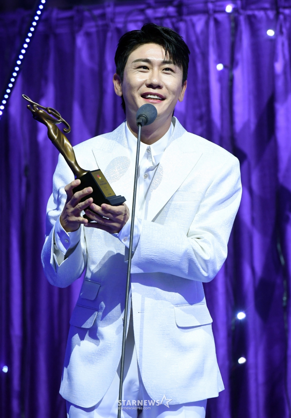 [서울=뉴시스] 가수 영탁이 지난 21일 오후 인천 중구 인스파이어 아레나에서 열린 제34회 '서울가요대상'에서 본상을 수상한 뒤 소감을 밝히고 있다. (사진=서울가요대상 조직위원회 제공) 2025.06.22. photo@newsis.com *재판매 및 DB 금지 /사진=