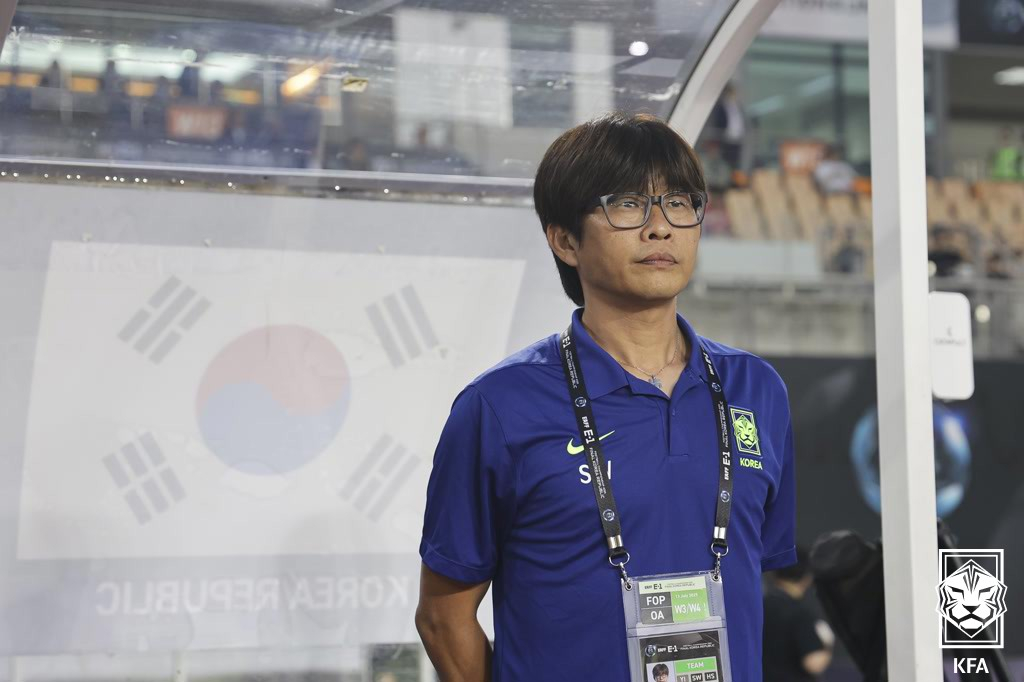 신상우 대한민국 여자축구대표팀 감독이 13일 오후 8시 화성종합경기타운에서 열린 2025 동아시아축구연맹(EAFF) E-1 챔피언십(동아시안컵) 2차전 전 그라운드를 바라보고 있다. /사진=대한축구협회(KFA) 제공