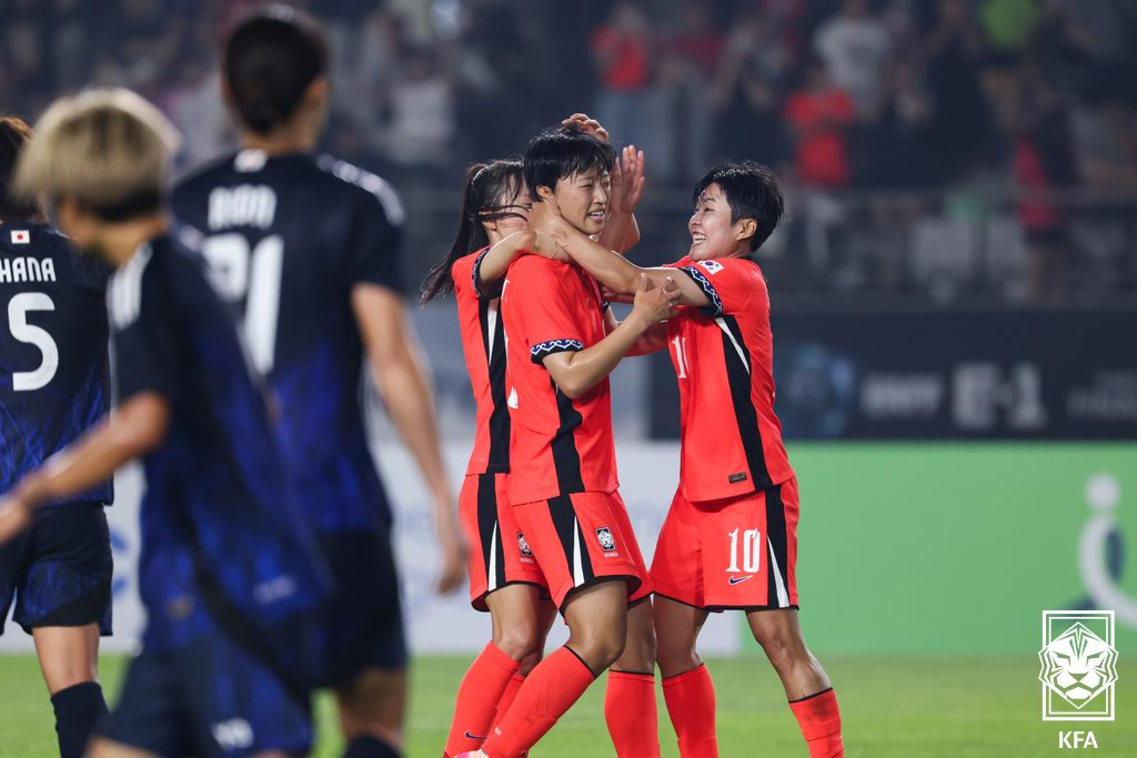 정다빈(가운데)이 13일 오후 8시 화성종합경기타운에서 열린 2025 동아시아축구연맹(EAFF) E-1 챔피언십(동아시안컵) 2차전 일본과 경기에서 동점골을 넣고 기뻐하고 있다. /사진=대한축구협회(KFA) 제공