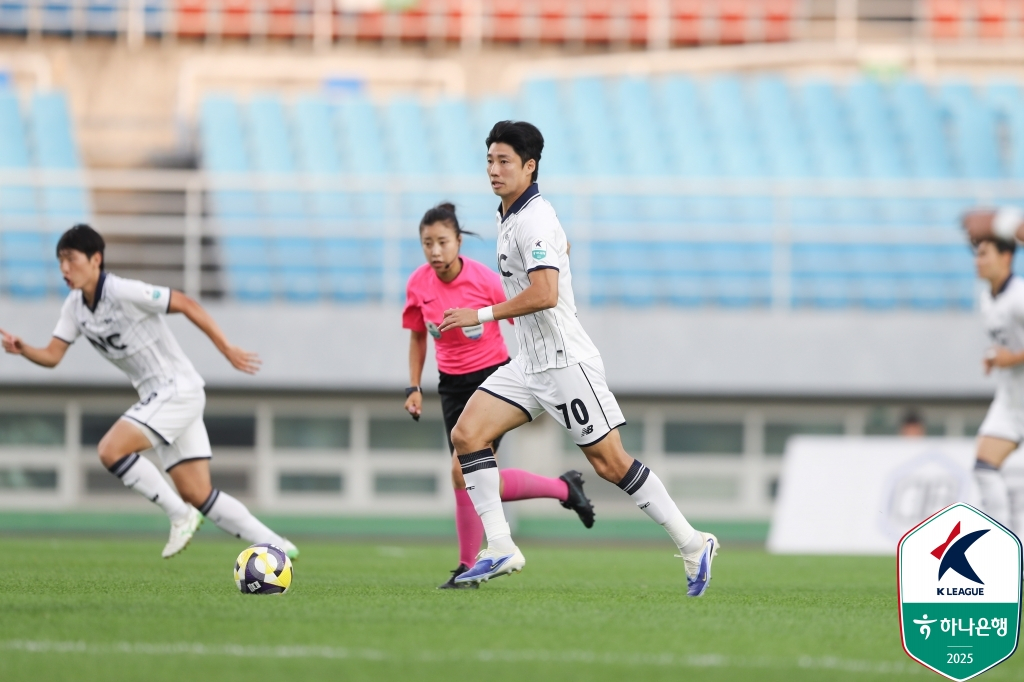 대한축구협회와 한국프로축구연맹이 비디오 판독 결과를 주심이 직접 설명하는 VAR PA 시범운영 첫 경기로 선정한 안산 그리너스와 서울 이랜드전 경기 모습. /사진=한국프로축구연맹 제공