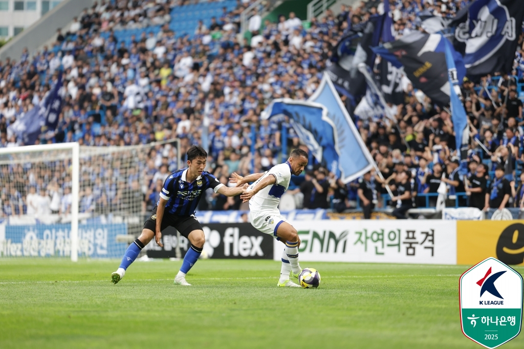 13일 인천축구전용경기장에서 열린 인천 유나이티드와 충남아산의 K리그2 경기. 이날 경기는 온 필드 리뷰를 거쳐 판정이 여러 차례 번복됐지만, VAR PA 시범운영 대상 경기가 아니라 주심의 설명은 따로 없었다. /사진=한국프로축구연맹 제공