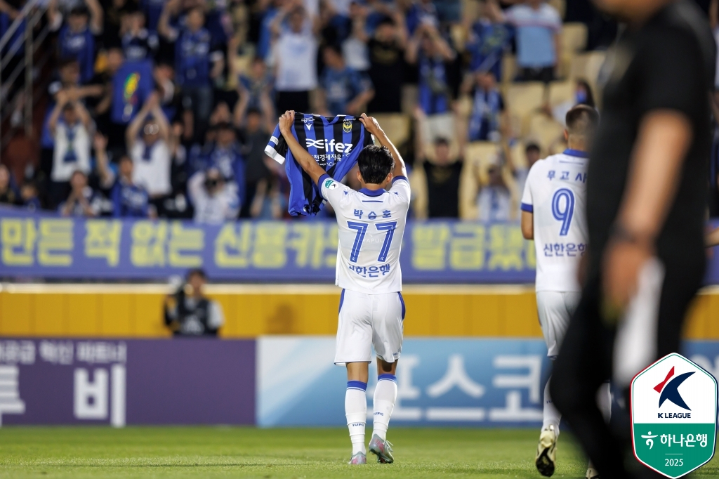 지난 5일 광양축구전용구장에서 열린 인천 유나이티드와 전남 드래곤즈의 경기에서 인천 박승호가 골을 넣은 뒤 문지환의 유니폼을 들어보이며 쾌유를 비는 세리머니를 하고 있다. /사진=한국프로축구연맹 제공