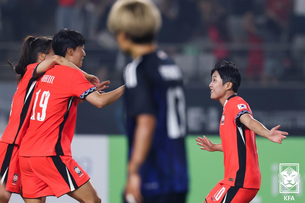 한일전 동점골을 기록한 정다빈(19번)과 함께 기ㅃ하는 지소연(오른쪽). /사진=대한축구협회 제공
