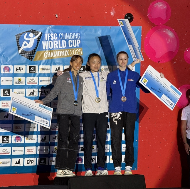 월드컵 메달 시상식 직후 1위 서채현 선수(중앙), 2위 미국 애니 샌더스(좌), 3위 영국 에린 맥캔지(우)가 기념 촬영을 하고 있다. /사진=대한산악연맹