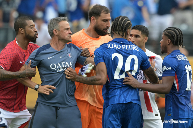 루이스 엔리케 PSG 감독(왼쪽에서 두 번째)이 첼시 공격수 주앙 페드루의 뺨을 때리는 장면. /AFPBBNews=뉴스1