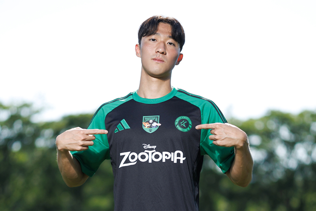 유니폼을 입고 있는 포항 한현서. /사진=한국프로축구연맹