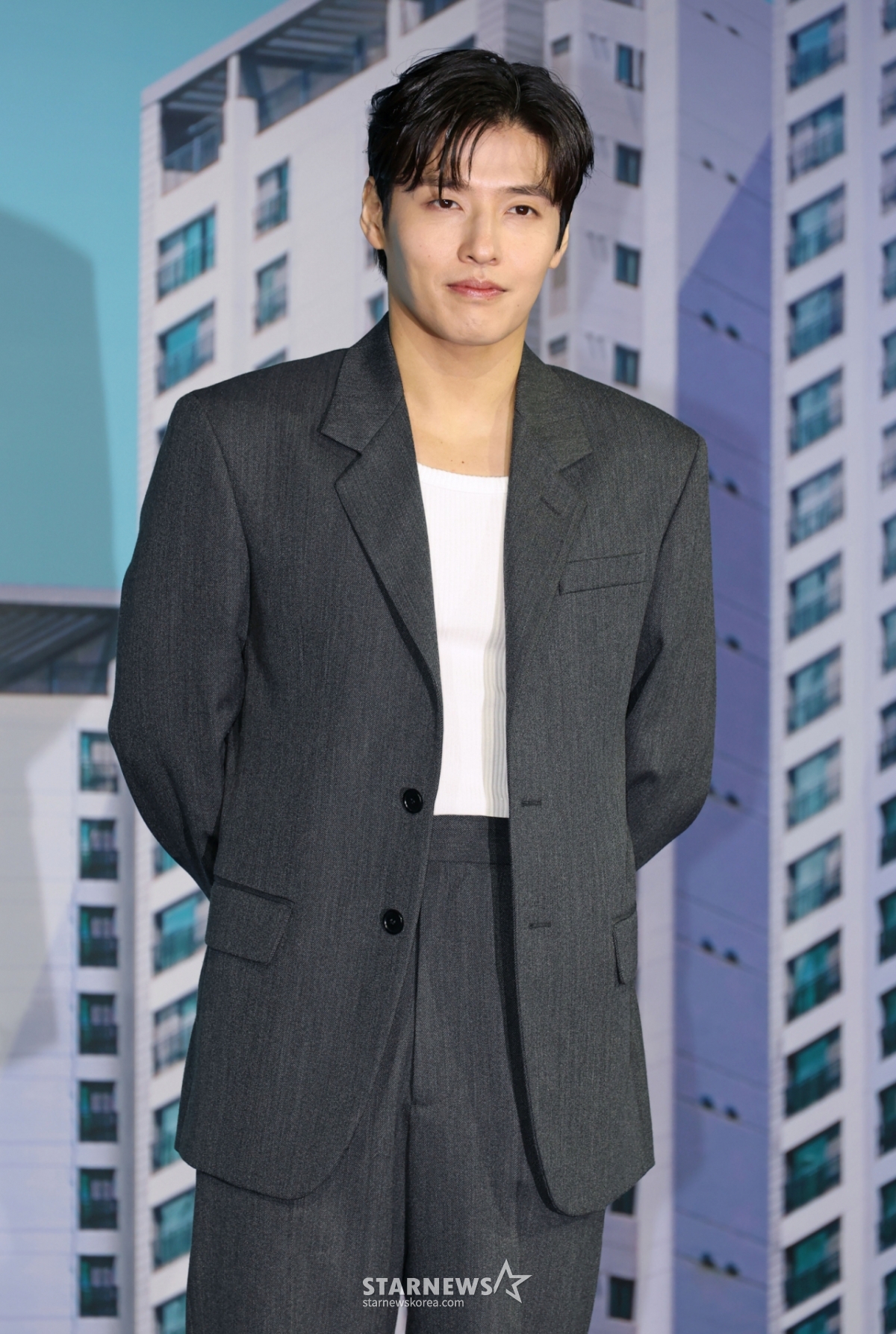 배우 강하늘이 14일 오전 서울 중구 앰배서더 서울 풀만 호텔에서 진행된 넷플릭스 오리지널 영화 '84 제곱미터' 제작발표회에 참석해 포즈를 취하고 있다. 84제곱미터 아파트로 내 집 마련에 성공한 영끌족 우성이 정체를 알 수 없는 층간소음에 시달리며 벌어지는 예측불허 스릴러 '84 제곱미터'는 오는 18일 공개된다. /2025.07.14 /사진=이동훈 photoguy@