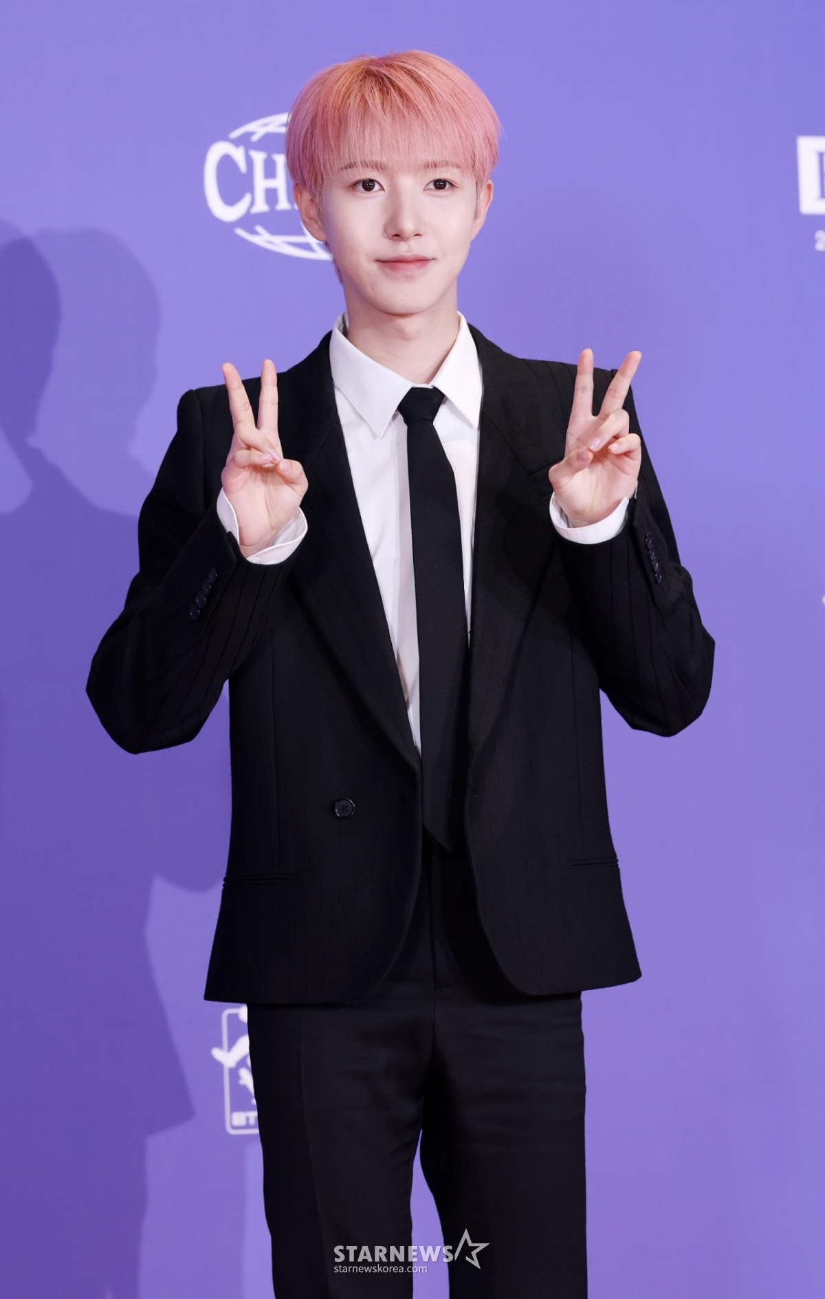 그룹 엔시티 드림(NCT DREAM) 런쥔이 14일 오전 서울 송파구 롯데시네마 월드타워에서 열린 정규 5집 'Go Back To The Future(고 백 투 더 퓨처)' 발매 기념 포토월에서 포즈를 취하고 있다. /2025.07.14 /사진=김휘선 hwijpg@