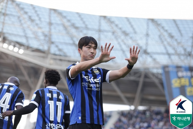 박경섭(오른쪽). /사진=한국프로축구연맹 제공
