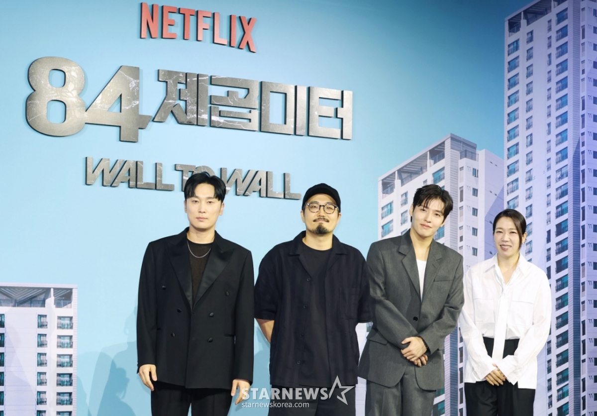 배우 서현우, 김태준 감독, 배우 강하늘, 염혜란이 14일 오전 서울 중구 앰배서더 서울 풀만 호텔에서 진행된 넷플릭스 오리지널 영화 '84 제곱미터' 제작발표회에 참석해 포즈를 취하고 있다. 84제곱미터 아파트로 내 집 마련에 성공한 영끌족 우성이 정체를 알 수 없는 층간소음에 시달리며 벌어지는 예측불허 스릴러 '84 제곱미터'는 오는 18일 공개된다. /2025.07.14 /사진=이동훈 photoguy@