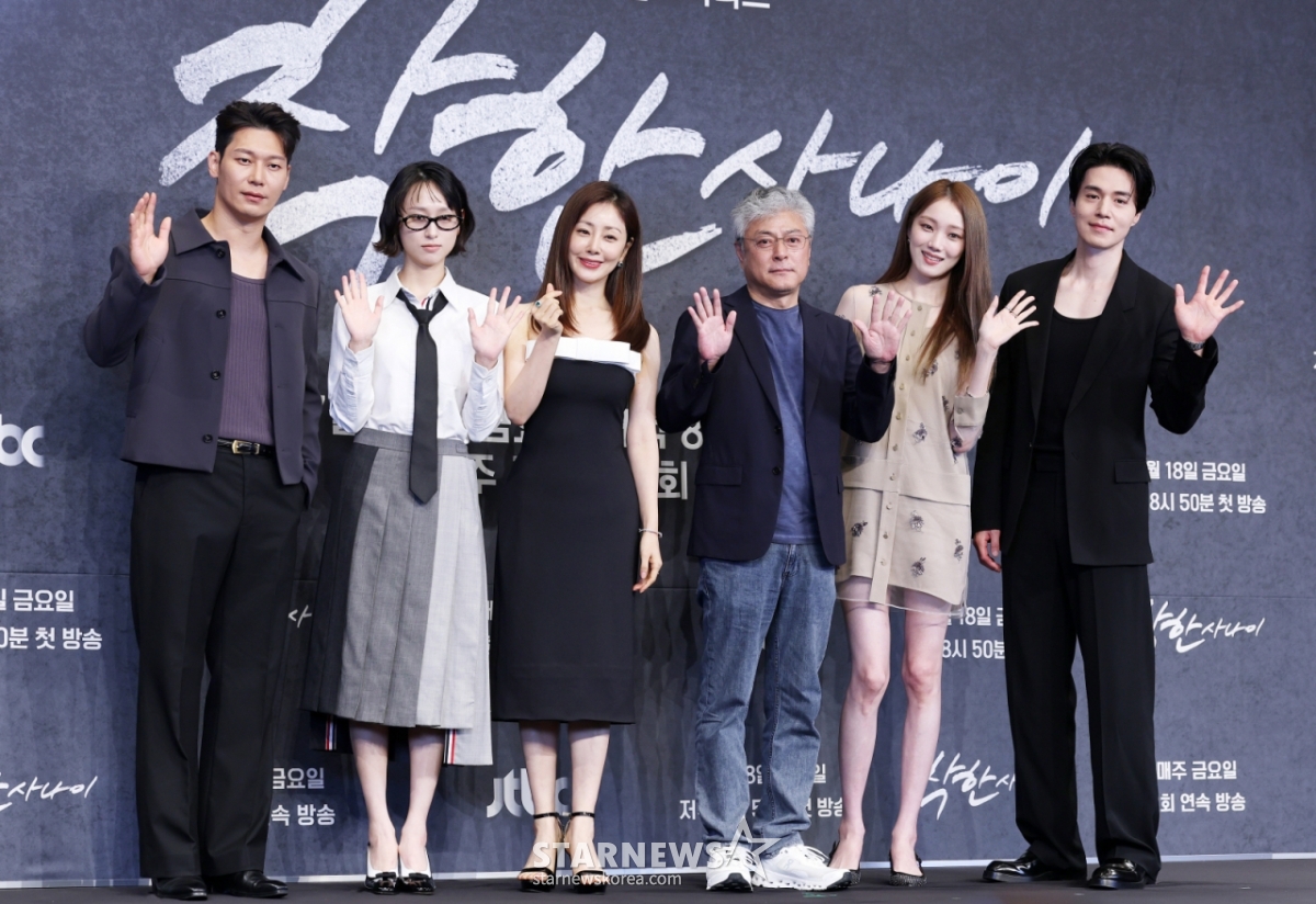 배우 박훈, 류혜영, 오나라, 송해성 감독, 배우 이성경, 이동욱이 14일 오후 서울 구로구 더링크호텔에서 열린 JTBC 금요시리즈 '착한 사나이' 제작발표회에서 포즈를 취하고 있다. /2025.07.14 /사진=김휘선 hwijpg@