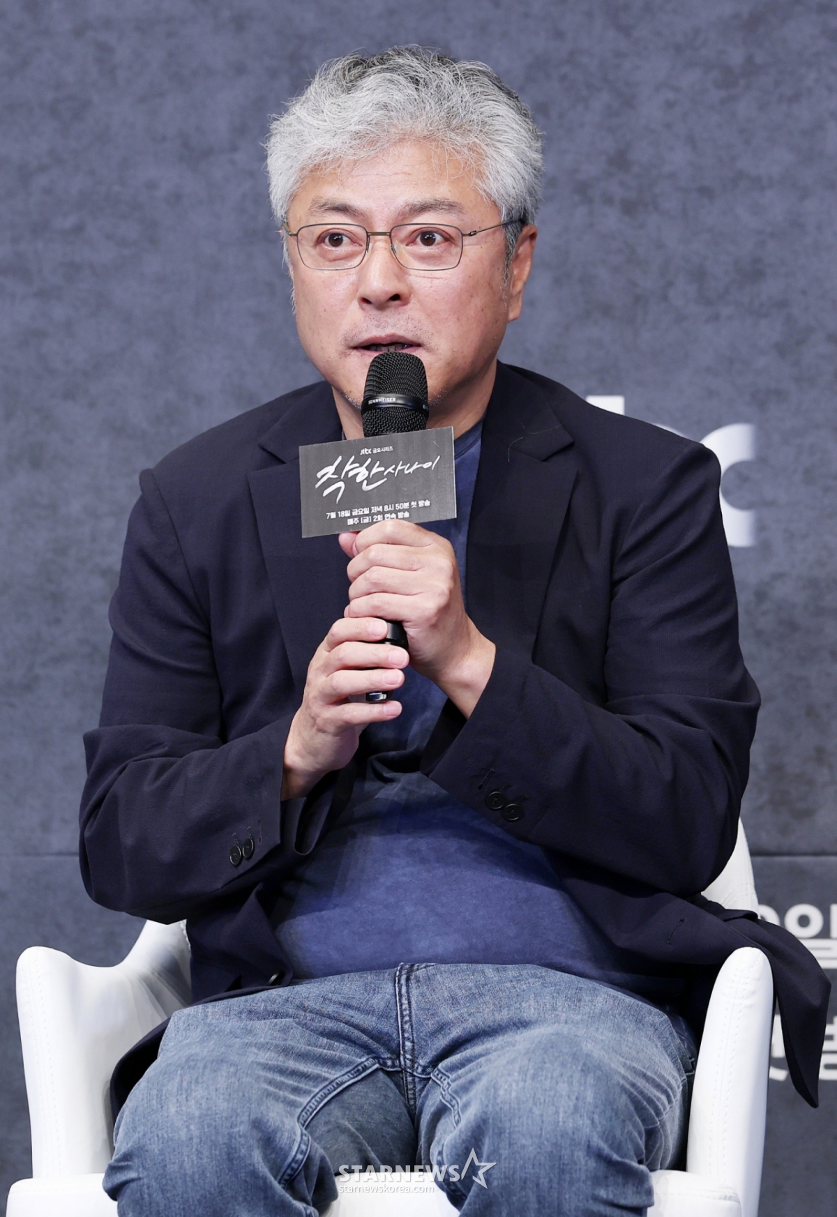 송해성 감독이 14일 오후 서울 구로구 더링크호텔에서 열린 JTBC 금요시리즈 '착한 사나이' 제작발표회에서 질의응답을 하고 있다. /2025.07.14 /사진=김휘선 hwijpg@
