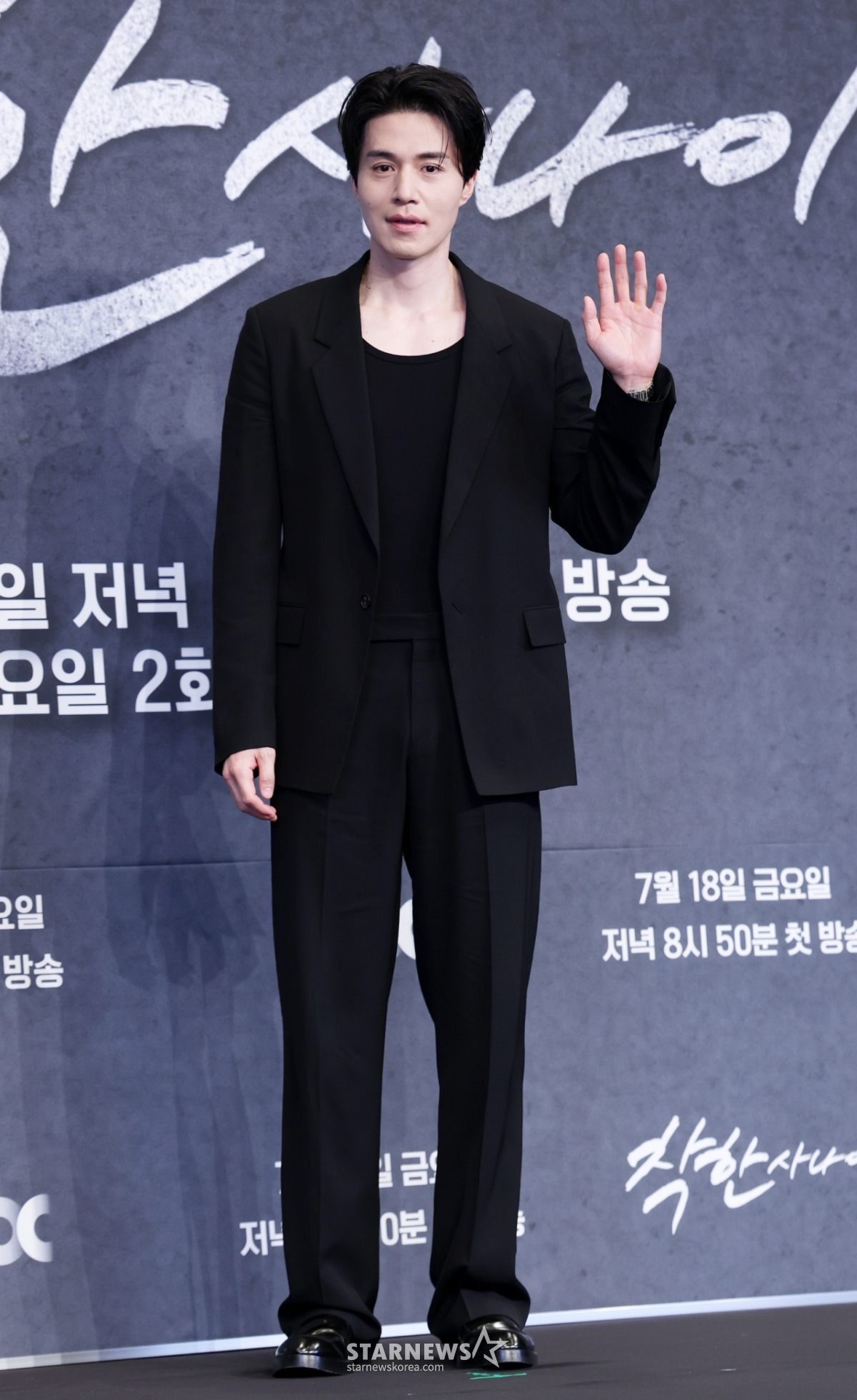 배우 이동욱이 14일 오후 서울 구로구 더링크호텔에서 열린 JTBC 금요시리즈 '착한 사나이' 제작발표회에서 포즈를 취하고 있다. /2025.07.14 /사진=김휘선 hwijpg@