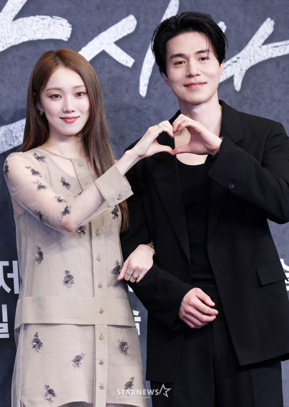 배우 이성경, 이동욱이 14일 오후 서울 구로구 더링크호텔에서 열린 JTBC 금요시리즈 '착한 사나이' 제작발표회에서 포즈를 취하고 있다. /2025.07.14 /사진=김휘선 hwijpg@