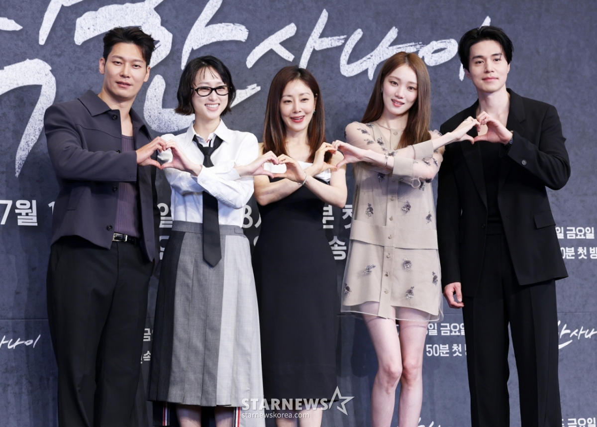 배우 박훈, 류혜영, 오나라, 이성경, 이동욱이 14일 오후 서울 구로구 더링크호텔에서 열린 JTBC 금요시리즈 '착한 사나이' 제작발표회에서 포즈를 취하고 있다. /2025.07.14 /사진=김휘선 hwijpg@