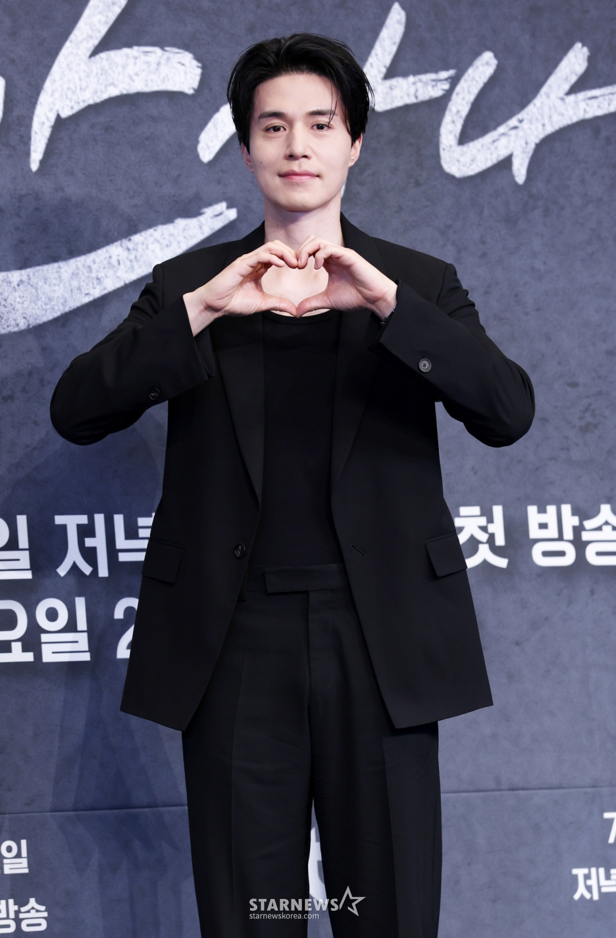 배우 이동욱이 14일 오후 서울 구로구 더링크호텔에서 열린 JTBC 금요시리즈 '착한 사나이' 제작발표회에서 포즈를 취하고 있다. /2025.07.14 /사진=김휘선 hwijpg@
