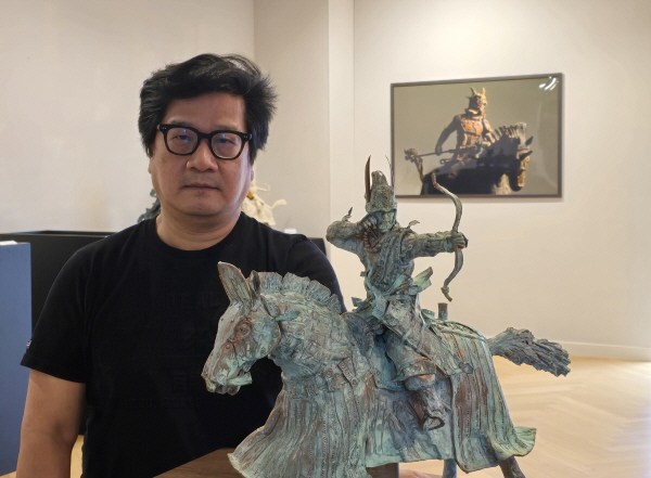 송경흡 작가와 그의 작품 대조영/사진=스타뉴스
