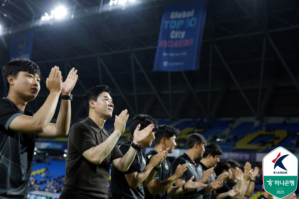 윤정환(왼쪽 두 번쨰) 감독 등 인천 유나이티드 코치진. /사진=한국프로축구연맹 제공