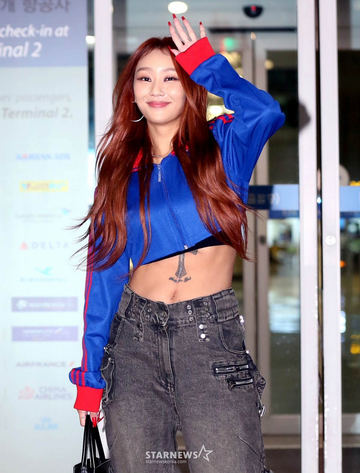 가수 효린이 단독 콘서트 '2023 HYOLYN SHOW' 연습 스케줄로 지난 1일 오후 인천 중구 인천국제공항을 통해 미국으로 출국했다. 올해 단독 콘서트 ‘2023 HYOLYN SHOW’를 개최하는 효린은 콘서트의 독보적인 퀄리티를 위해 이날 오후 미국으로 출국, 미국 현지에서 최고의 안무팀과 무대 연습에 매진할 예정이다. 효린의 단독 콘서트 '2023 HYOLYN SHOW'에 대한 자세한 사항은 추후 공개될 예정이다. / 사진제공 = 제이지스타 /사진=김창현