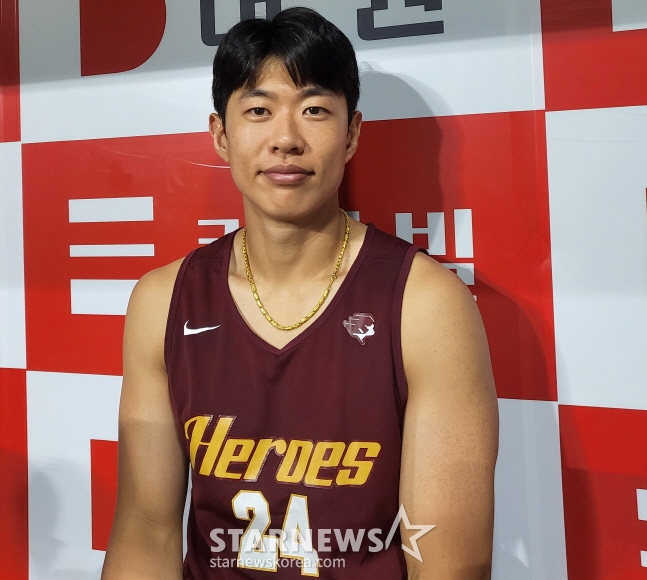키움 송성문이 15일 훈련을 마치고 취재진과 인터뷰를 하고 있다. /사진=안호근 기자