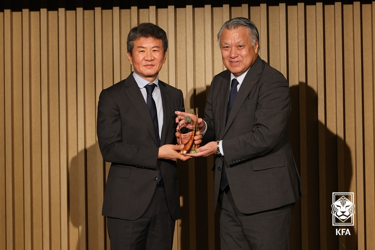 정몽규(왼쪽) 대한축구협회장. /사진=대한축구협회(KFA) 제공