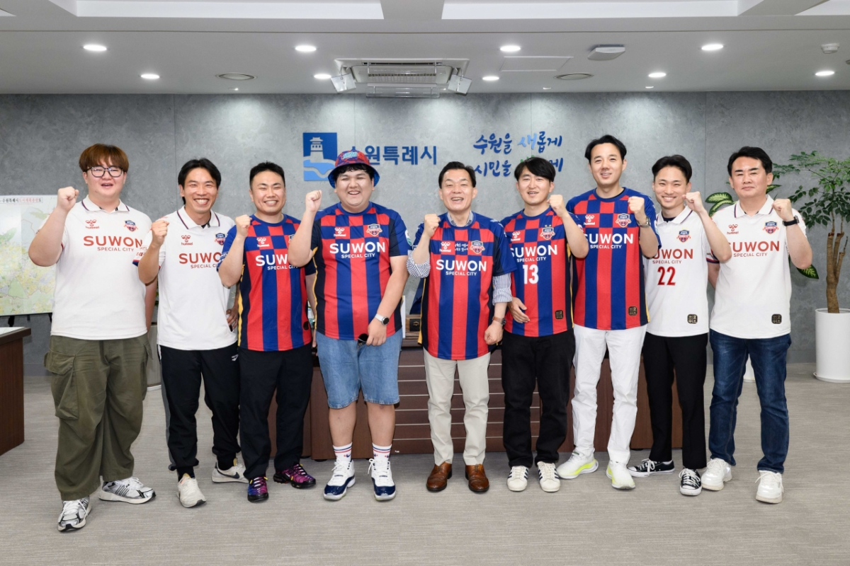 수원FC 팬 간담회. 화이팅 포즈 취하는 이재준 구단주(가운데). /사진=수원FC 제공