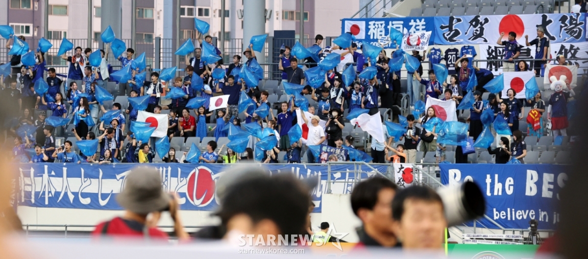 일본 응원단 울트라니폰이 15일 용인미르종합운동장에서 열린 2025 동아시아축구연맹(EAFF) E-1 챔피언십(동아시안컵) 일본과의 최종전에서 비닐백 응원을 하고 있다. 2025.07.15. /사진=강영조 선임기자