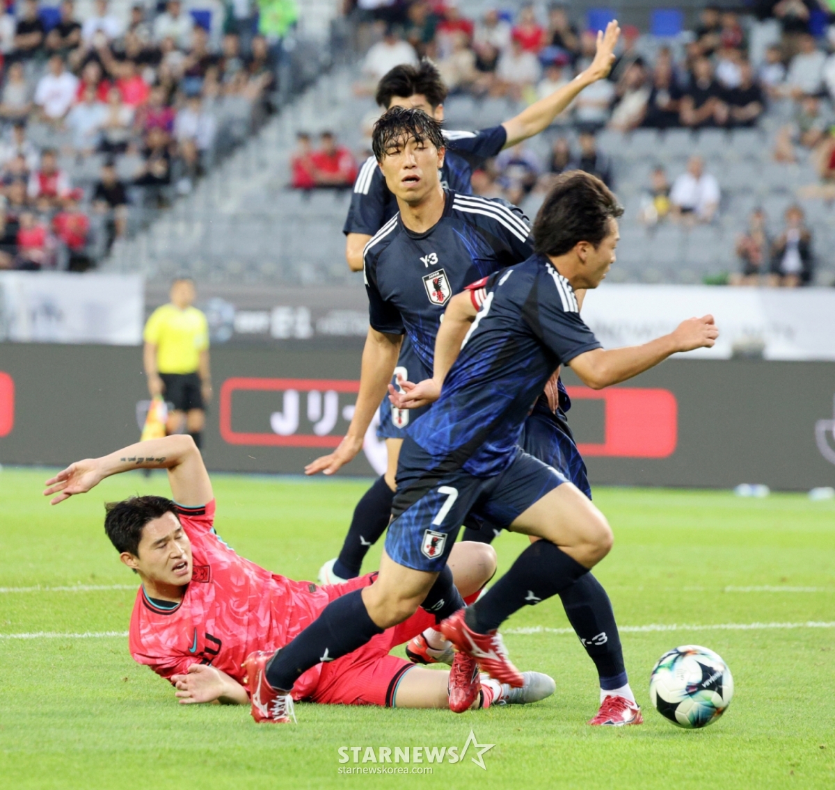 대한민국 이동경이 15일 용인미르종합운동장에서 열린 2025 동아시아축구연맹(EAFF) E-1 챔피언십(동아시안컵) 일본과의 최종전에서 파울을 당해 쓰러지고 있다. 2025.07.15. /사진=강영조 선임기자