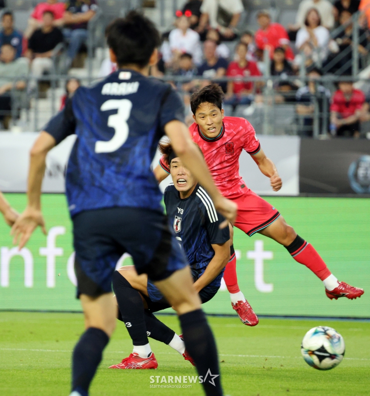 대한민국 나상호가 15일 용인미르종합운동장에서 열린 2025 동아시아축구연맹(EAFF) E-1 챔피언십(동아시안컵) 일본과의 최종전 전반 초반 골대맞는 강슛을 시도하고 있다. 2025.07.15. /사진=강영조 선임기자