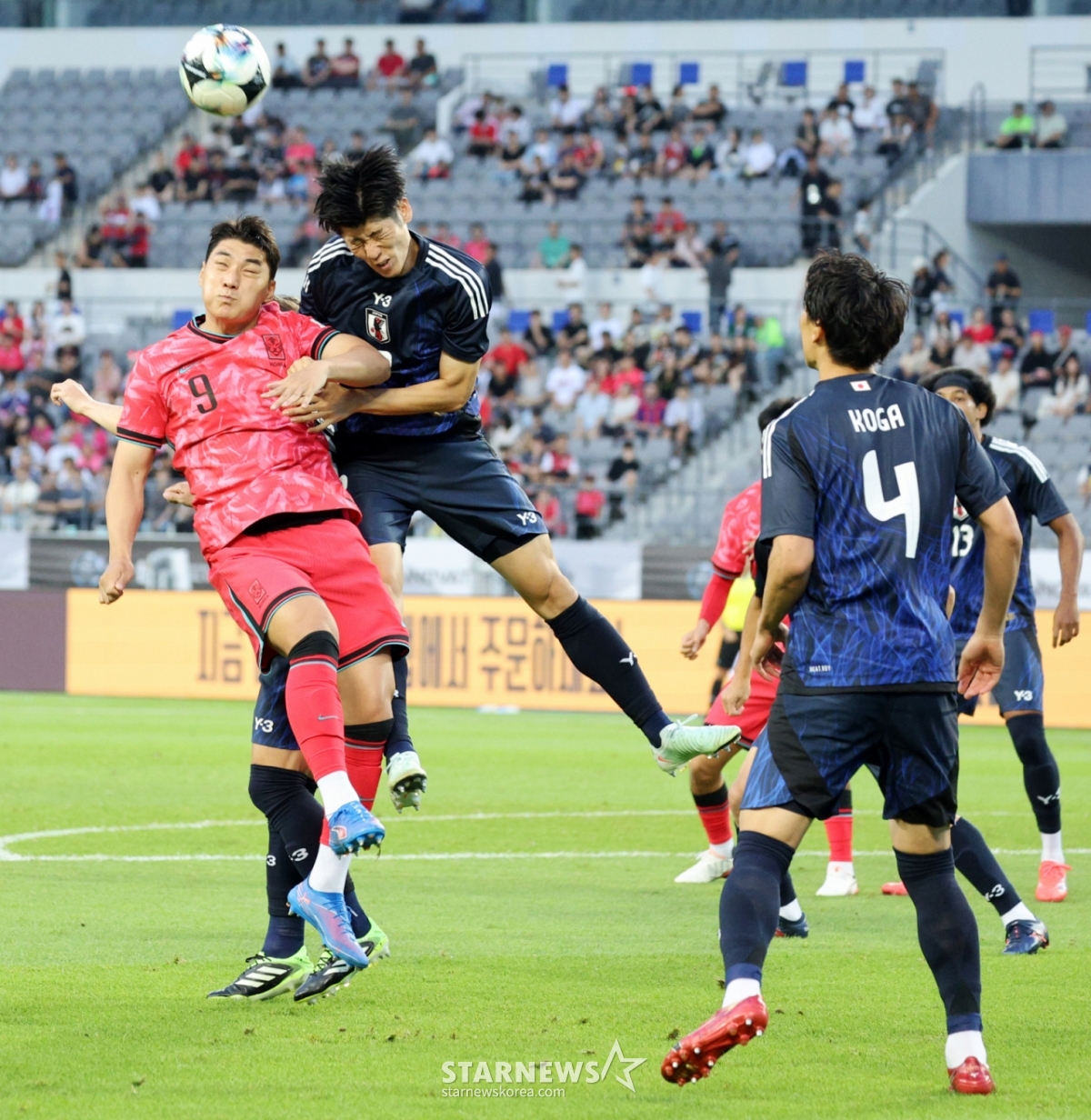 대한민국 주민규가 15일 용인미르종합운동장에서 열린 2025 동아시아축구연맹(EAFF) E-1 챔피언십(동아시안컵) 일본과의 최종전 전반 초반 골대앞에서 공중볼 다툼을 시도하고 있다. /사진=강영조 선임기자