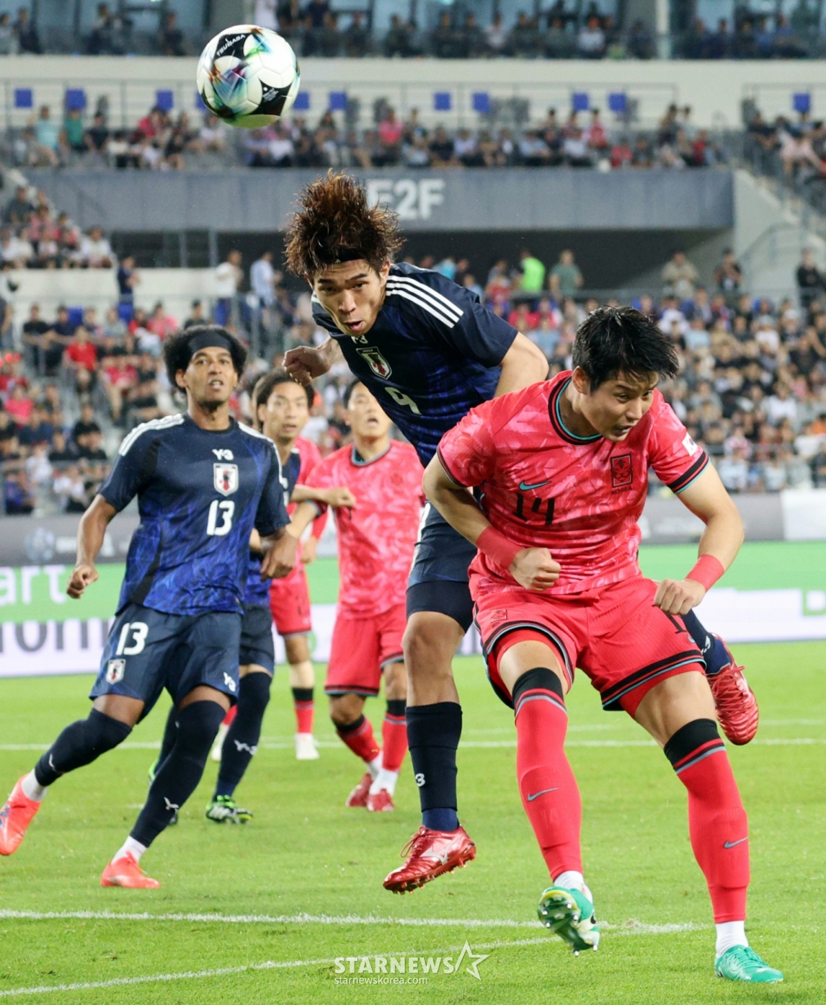 일본 미야시로가 15일 용인미르종합운동장에서 열린 2025 동아시아축구연맹(EAFF) E-1 챔피언십(동아시안컵) 일본과의 최종전 후반 박승욱에 앞서 공중볼을 따내고 있다. /사진=강영조 선임기자