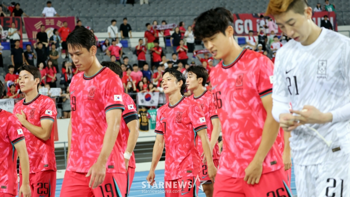 대한민국 축구대표팀 선수들이 15일 용인미르종합운동장에서 열린 2025 동아시아축구연맹(EAFF) E-1 챔피언십(동아시안컵) 일본과의 최종전에서 0-1로 패하며 우승컵을 내주며 아쉬움 가득한 표정으로 마무리하고 있다. 홍명보 감독. 2025.07.15. /사진=강영조 선임기자
