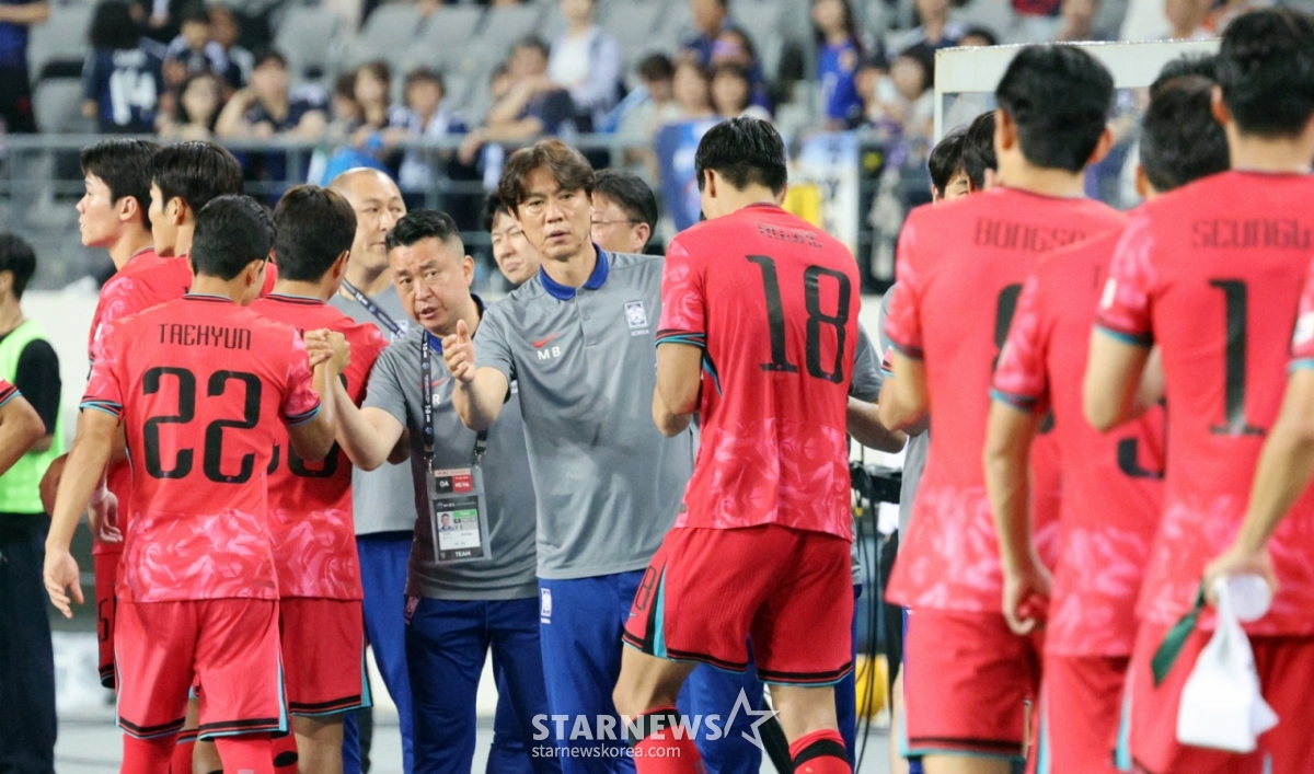 대한민국 축구대표팀 선수들이 15일 용인미르종합운동장에서 열린 2025 동아시아축구연맹(EAFF) E-1 챔피언십(동아시안컵) 일본과의 최종전에서 0-1로 패하며 우승컵을 내주며 아쉬움 가득한 표정으로 마무리하고 있다. 홍명보 감독. 2025.07.15. /사진=강영조 선임기자