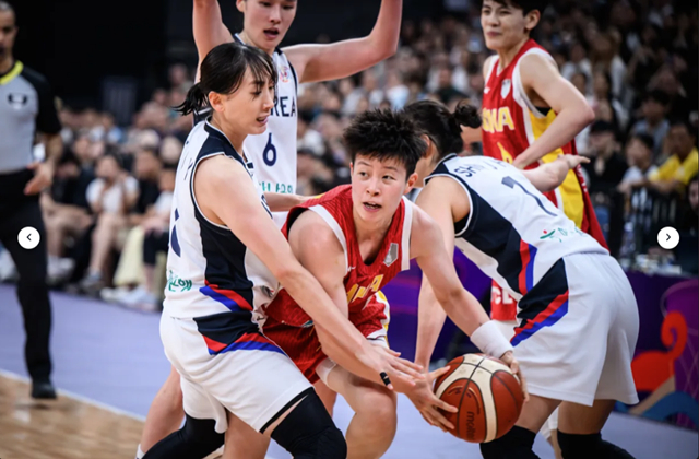 한국(흰색 유니폼)과 중국의 경기. /사진=FIBA 캡처