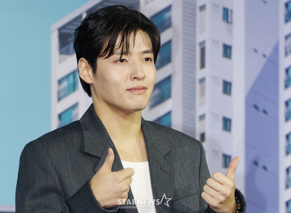 배우 강하늘이 14일 오전 서울 중구 앰배서더 서울 풀만 호텔에서 진행된 넷플릭스 오리지널 영화 '84 제곱미터' 제작발표회에 참석해 포즈를 취하고 있다. 84제곱미터 아파트로 내 집 마련에 성공한 영끌족 우성이 정체를 알 수 없는 층간소음에 시달리며 벌어지는 예측불허 스릴러 '84 제곱미터'는 오는 18일 공개된다. /2025.07.14 /사진=이동훈 photoguy@