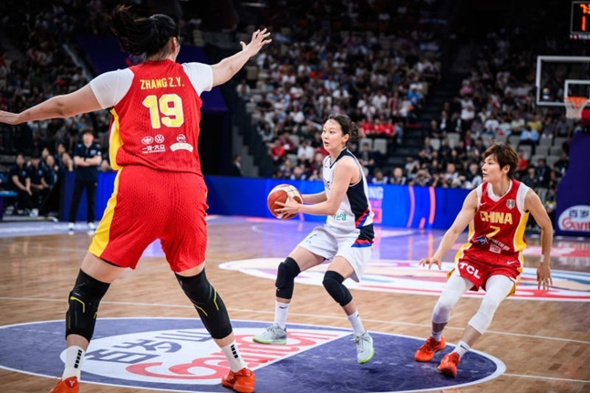 신지현(가운데). /사진=FIBA 공식 홈페이지