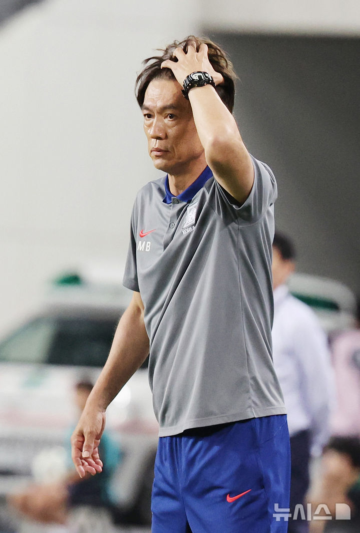 홍명보 한국 축구대표팀 감독이 지난 15일 경기 용인미르스타디움에서 열린 한국 대 일본의 2025 동아시아축구연맹(EAFF) E-1 챔피언십(동아시안컵) 남자부 경기에서 머리를 쓸어 올리고 있다. /사진=뉴시스