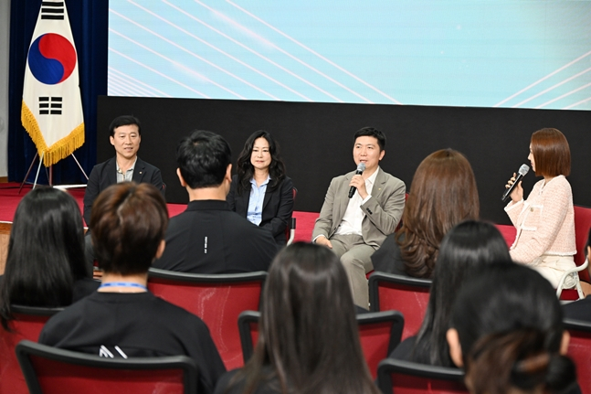 토크콘서트 패널로 나선 김나미 체육회 사무총장(왼쪽부터), 김택수 국가대표선수촌장, 유승민 회장. /사진=대한체육회