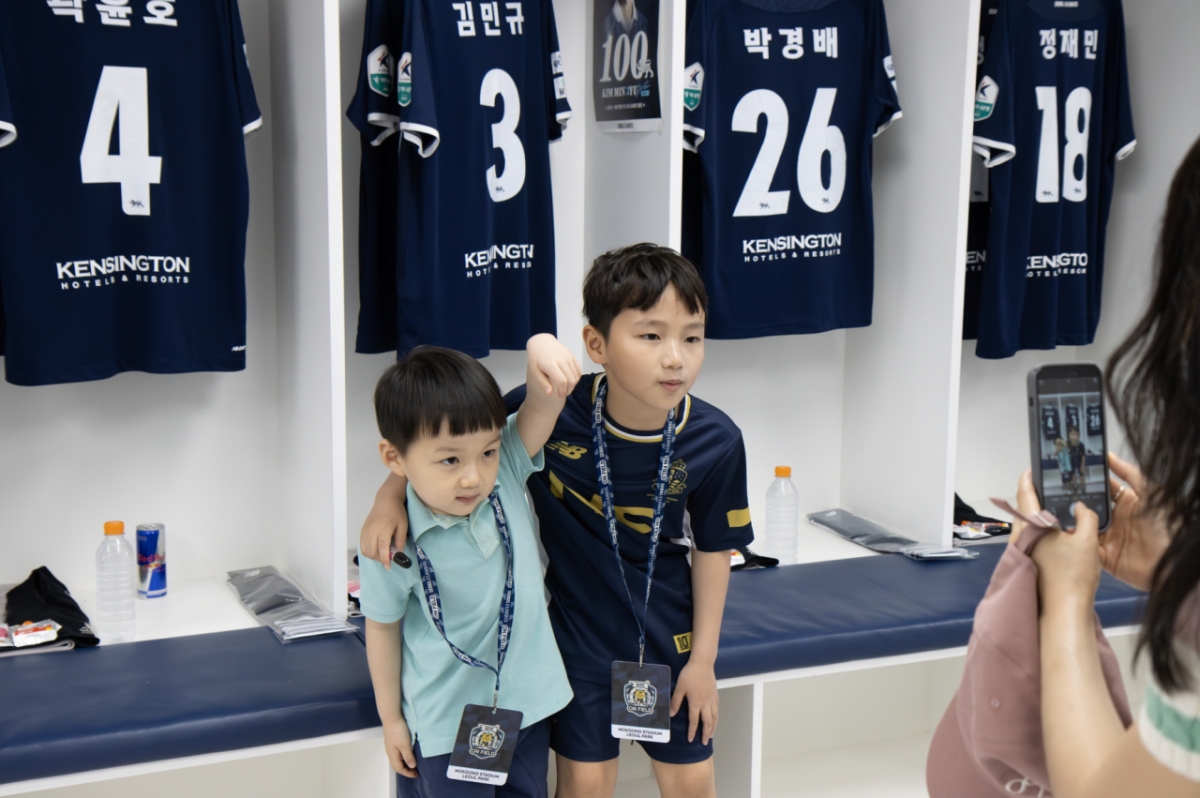 목동종합운동장 축구 경기장 라커룸에서 기념 촬영하는 팬들의 모습. /사진=서울이랜드 제공