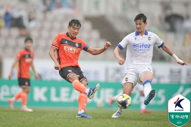 경기에 집중하는 문지환(오른쪽). /사진=한국프로축구연맹 제공