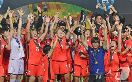 2025 동아시아축구연맹(EAFF) E-1 챔피언십(동아시안컵) 우승 세리머니하는 대한민국 여자 국가대표팀. 우승 트로피를 들고 활짝 웃는 신상우 감독(파란색 상의). /사진=뉴스1