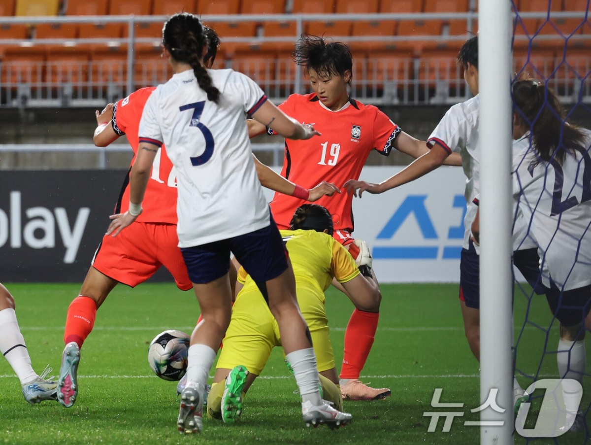 정다빈(19번)이 16일 오후 7시 30분 수원월드컵경기장에서 열린 2025 동아시아축구연맹(EAFF) E-1 챔피언십(동아시안컵) 3차전에서 슈팅을 시도하고 있다. /사진=뉴스1